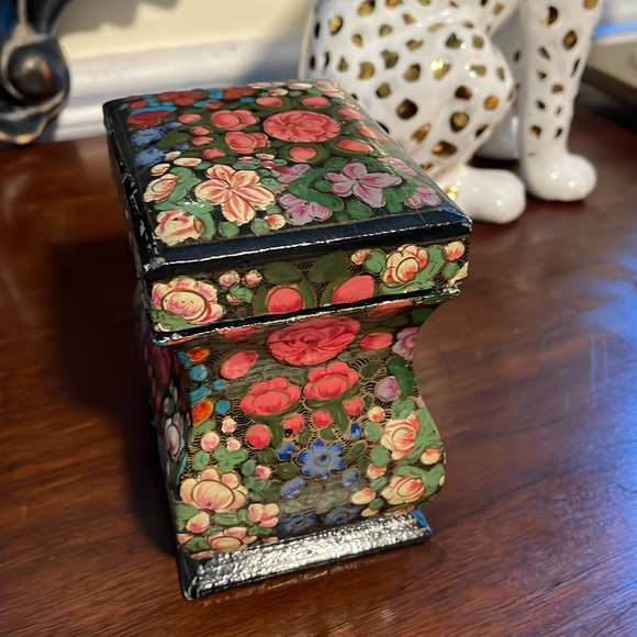 Wood flower trinket box - Picture 2 of 11